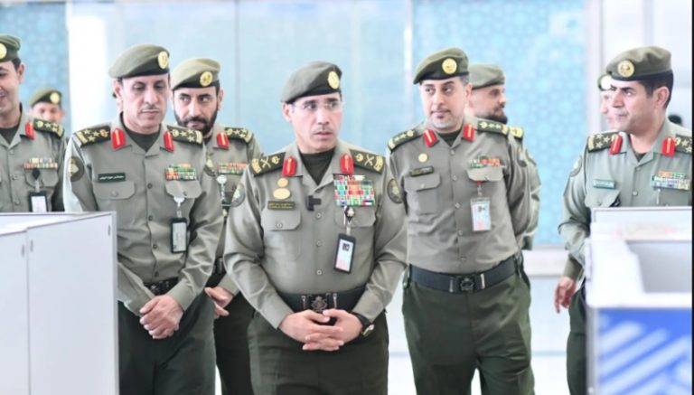 اللواء المربع يتفقد الخدمات المخصصة لضيوف الرحمن في جوازات مطار المدينة المنورة