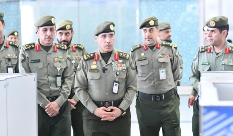 اللواء المربع يتفقد الخدمات المخصصة لضيوف الرحمن في جوازات مطار المدينة المنورة