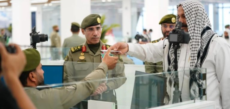 اللواء المربع يتفقد الخدمات المقدمة لحجاج بيت الله في منفذ جديدة عرعر