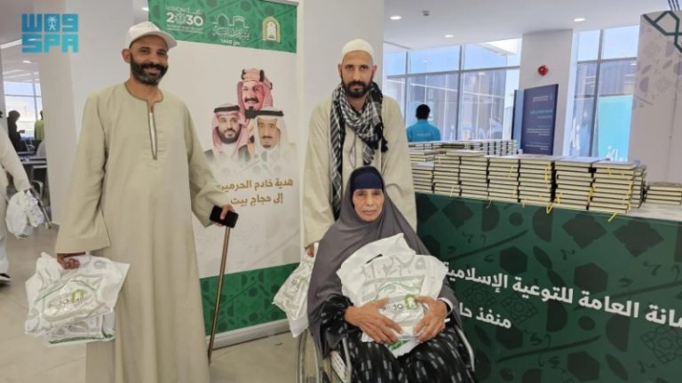 المصاحف المقدمة من خادم الحرمين تُوزع على الحجاج المغادرين عبر منفذ حالة عمار