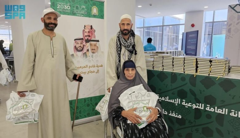 المصاحف المقدمة من خادم الحرمين تُوزع على الحجاج المغادرين عبر منفذ حالة عمار