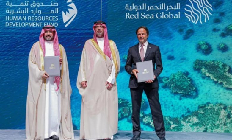 الموارد البشرية توقع اتفاقية مع البحر الأحمر لتدريب وتوظيف 1000 شاب وشابة