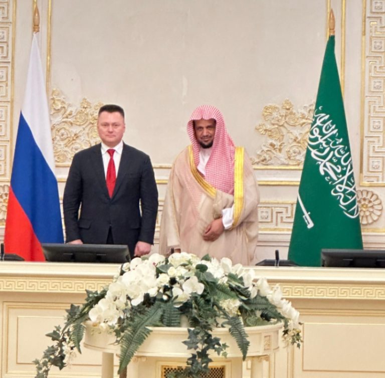 النائب العام يناقش تعزيز التعاون العدلي وتبادل الخبرات مع نظيره الروسي في سان بطرسبورغ