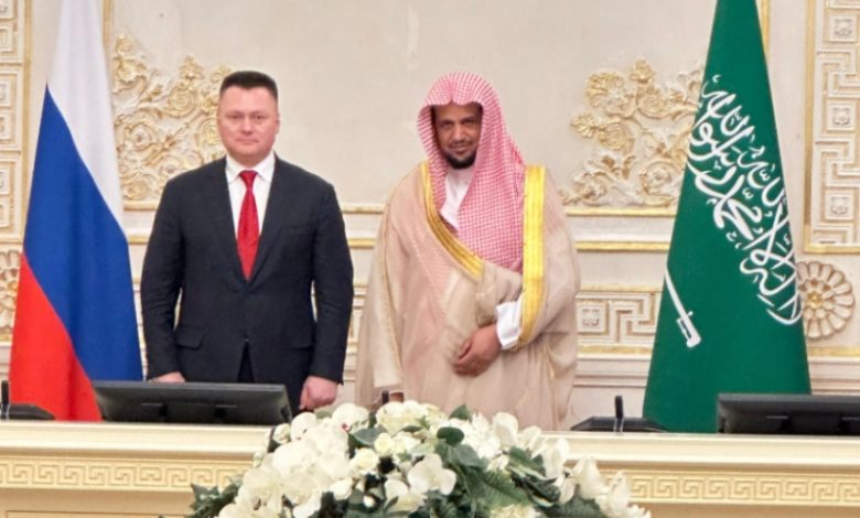 النائب العام يناقش تعزيز التعاون العدلي وتبادل الخبرات مع نظيره الروسي في سان بطرسبورغ