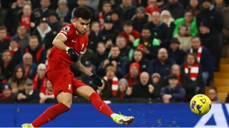 النصر يطرح عرضاً تاريخياً لضم لويس دياز جناح فريق ليفربول الإنجليزي