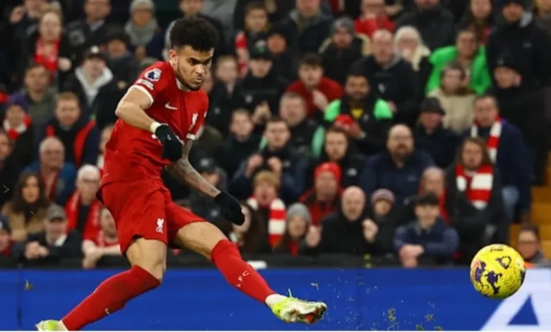 النصر يطرح عرضاً تاريخياً لضم لويس دياز جناح فريق ليفربول الإنجليزي