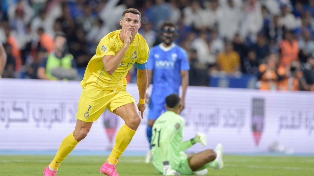 الهلال يرد على تصريحات رونالدو بشأن صفقة انتقاله إلى الفريق الزعيم