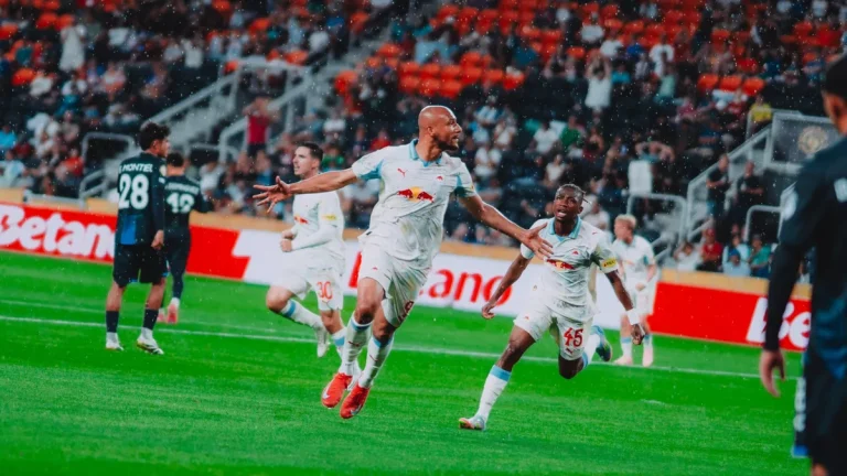 الهلال يواجه سالزبوغ في افتتاح البطولة حيث ينتصر الأخير بهدفين على باتشوكا
