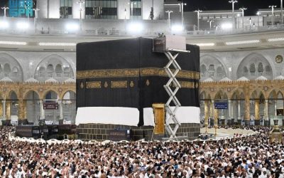 الهيئة العامة للعناية بشؤون الحرمين تكمل عملية استبدال كسوة الكعبة المشرفة بنجاح