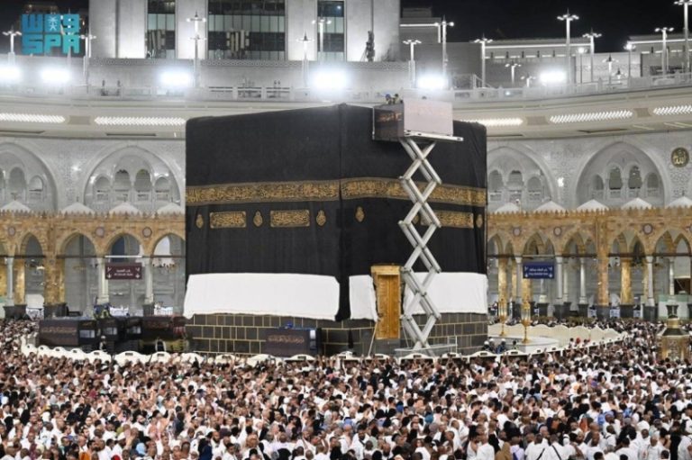 الهيئة العامة للعناية بشؤون الحرمين تكمل عملية استبدال كسوة الكعبة المشرفة بنجاح