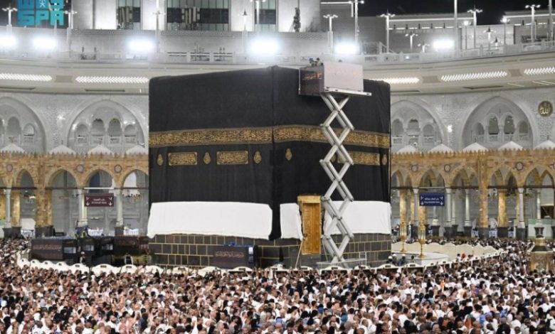 الهيئة العامة للعناية بشؤون الحرمين تكمل عملية استبدال كسوة الكعبة المشرفة بنجاح