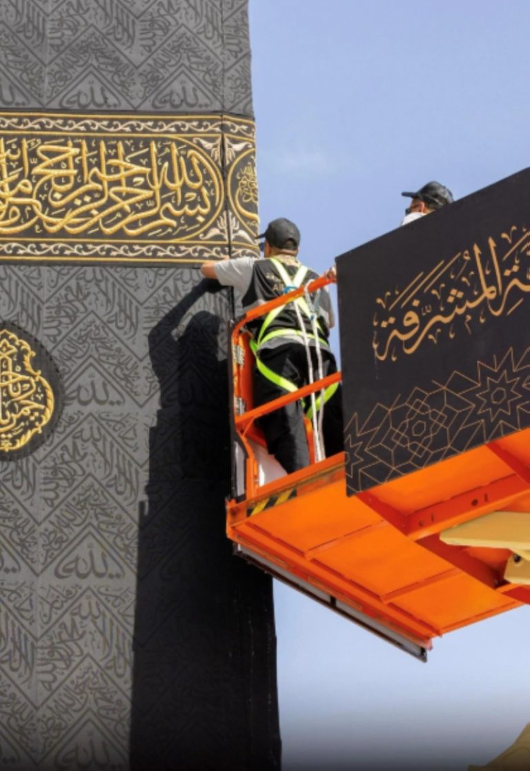 انطلاق مراسم تغيير كسوة الكعبة المشرفة في تقليد مستمر منذ قرن من الزمان