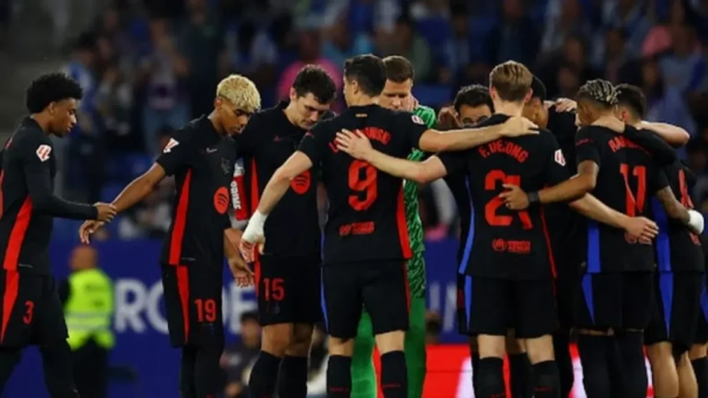 برشلونة يبلغ نجمه بعدم تواجده في خطط المدرب فليك للموسم المقبل