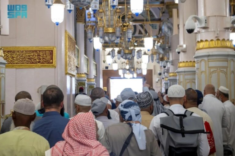 تدفق زوار باب السلام بالمسجد النبوي يعكس نجاح تنظيم الجهود الميدانية والتنسيق الفعّال