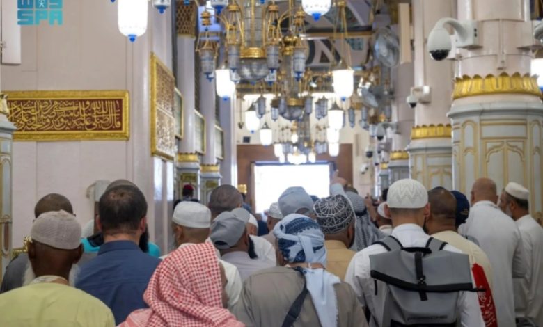 تدفق زوار باب السلام بالمسجد النبوي يعكس نجاح تنظيم الجهود الميدانية والتنسيق الفعّال