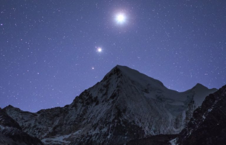 تزامن مميز بين كوكب المريخ ونجم قلب الأسد في سماء جدة اليوم