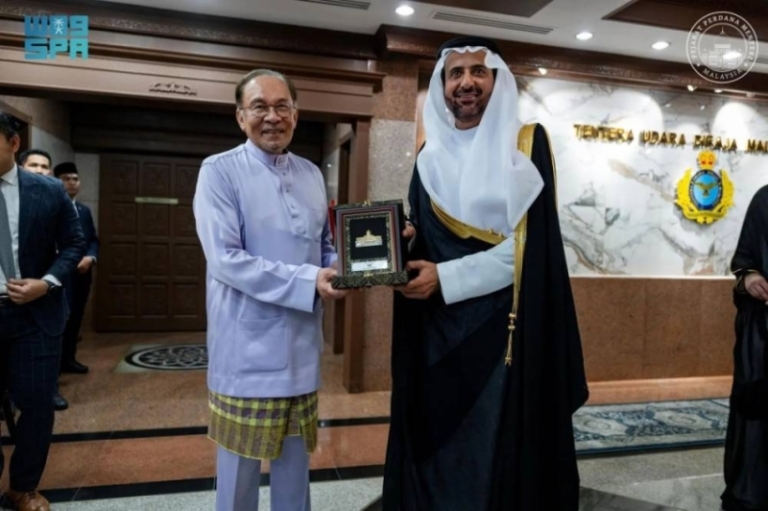 تسليم وسام شخصية العام الهجري لوزير الحج تقديراً لإسهاماته المتميزة في الخدمة الحجية