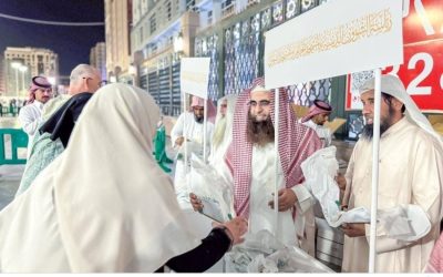 توزيع المنشورات والمطويات في المسجد النبوي لتعزيز الثقافة والإرشاد