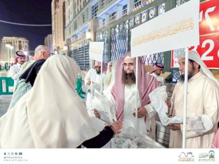 توزيع المنشورات والمطويات في المسجد النبوي لتعزيز الثقافة والإرشاد