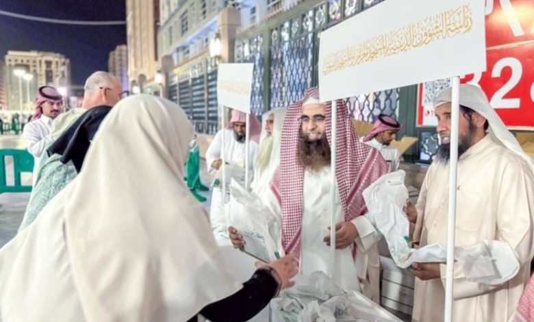 توزيع المنشورات والمطويات في المسجد النبوي لتعزيز الثقافة والإرشاد