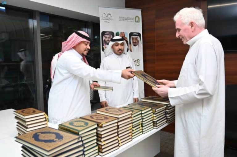 توزيع هدايا من الملك للضيوف المغادرين أثناء حفل الوداع الفاخر