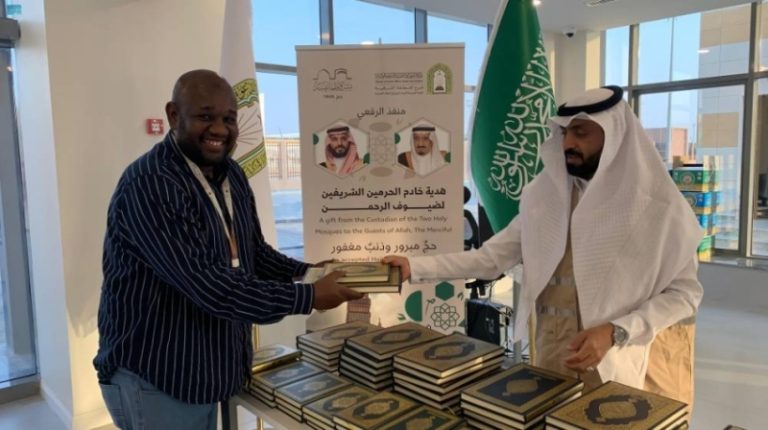 حاج سوداني يعود عبر منفذ الرقعي بعد أداء مناسك الحج كأول القادمين وآخر المغادرين