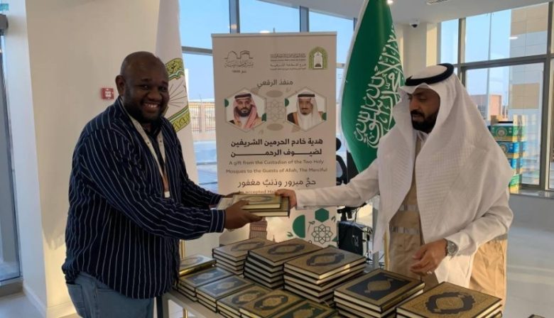 حاج سوداني يعود عبر منفذ الرقعي بعد أداء مناسك الحج كأول القادمين وآخر المغادرين