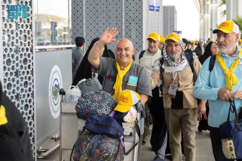 حجاج إيرانيون يبدأون مغادرتهم من المدينة المنورة إلى "عرعر" لاستكمال عودتهم إلى وطنهم