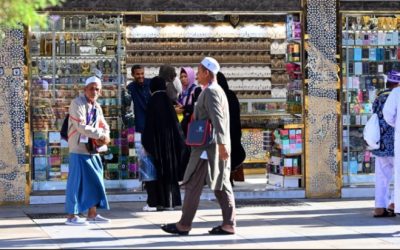 حجاج بيت الله يقومون بشراء الهدايا التذكارية في ختام زيارتهم للمدينة المنورة