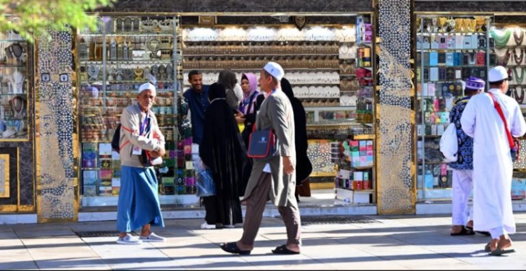 حجاج بيت الله يقومون بشراء الهدايا التذكارية في ختام زيارتهم للمدينة المنورة