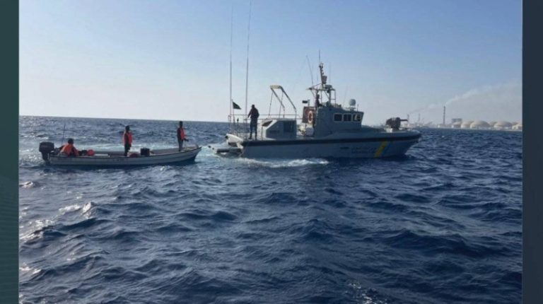 حرس الحدود بمكة ينقذ مواطنًا ومقيمين بنجاليين علقوا بسبب تعطل مركبهم في البحر