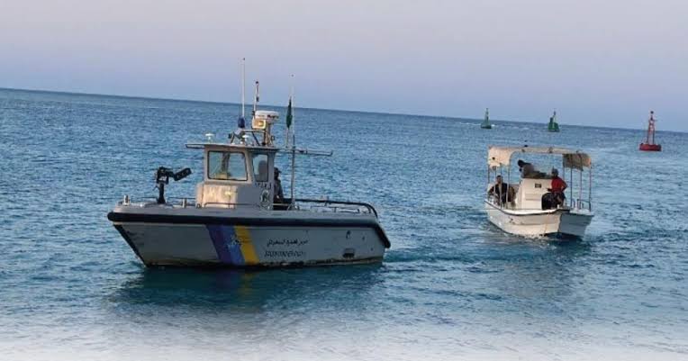 حرس الحدود في عسير ينقذ مواطنين تعطلت وسيلتهم البحرية في عرض البحر