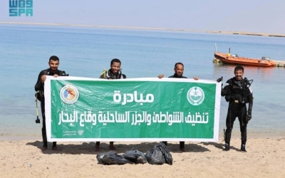 حرس الحدود يطلق حملة تطوعية لتنظيف شاطئ العيقة وقاع البحر بجودة عالية