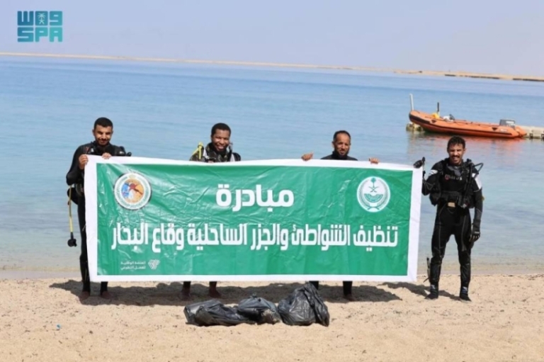 حرس الحدود يطلق حملة تطوعية لتنظيف شاطئ العيقة وقاع البحر بجودة عالية