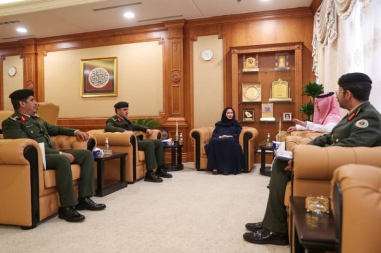 رئيسة جامعة طيبة تلتقي مدير سجون المدينة المنورة لاستكشاف سبل التعاون بين الجانبين