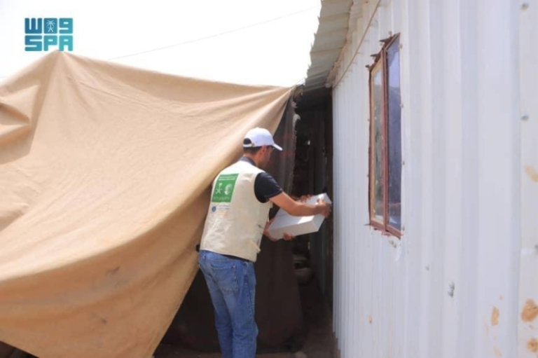 “سلمان للإغاثة” يقدم (3220) كرتون تمر للمحتاجين في “الوادي” بمحافظة مأرب