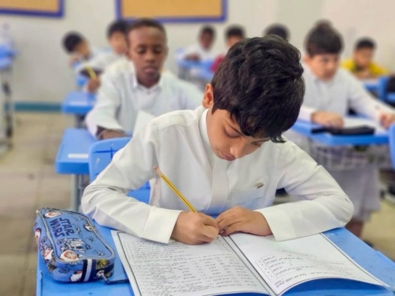 طلاب مدارس جدة يبدأون اختباراتهم النهائية في نهاية العام الدراسي الحالي
