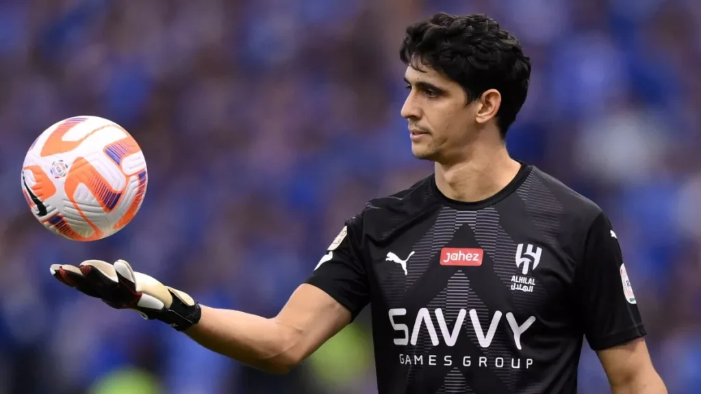 قبل المواجهة المنتظرة، بونو يبعث برسالة حاسمة لريال مدريد "نحن الهلال"