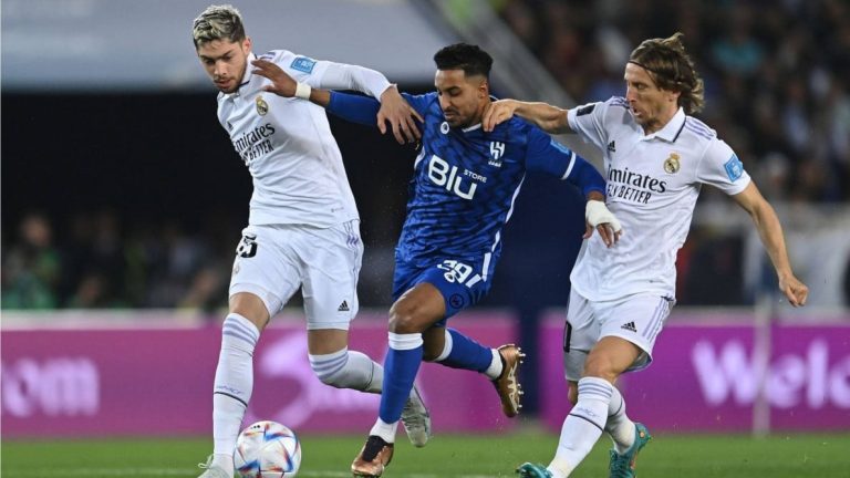 لاعب أمريكي سابق يعتقد أن الهلال يضاهي ريال مدريد في الأداء على الورق