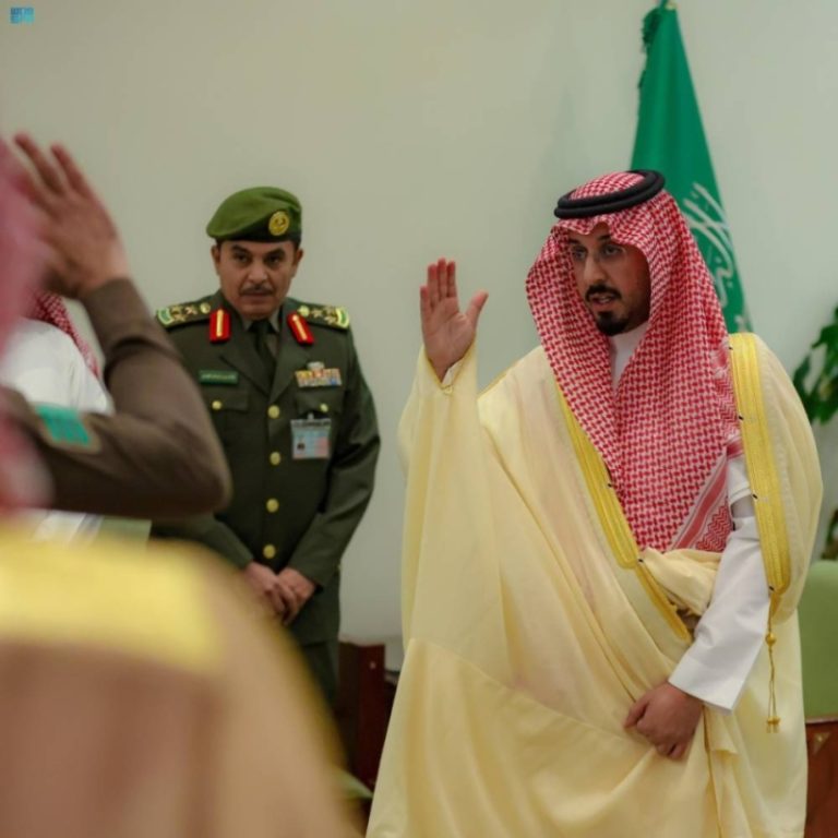 محافظ الخرج يلتقي برؤساء المراكز وأعضاء اللجنة الأمنية لمناقشة القضايا المحلية المهمة