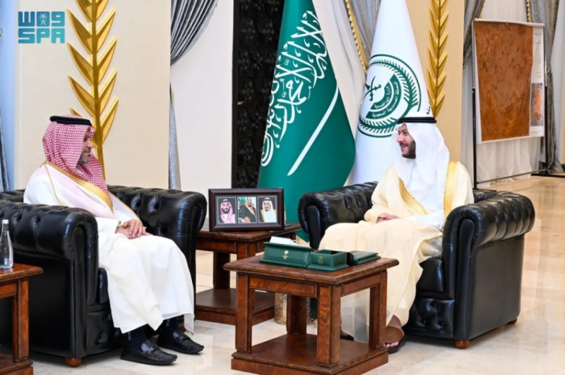 محافظ الطائف يستعرض سُبل تعزيز وتطوير خدمات هيئة الهلال الأحمر بالمحافظة