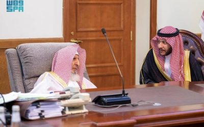 محافظ الطائف يقوم بزيارة المفتي العام للمملكة لتعزيز العلاقات والروابط الدينية