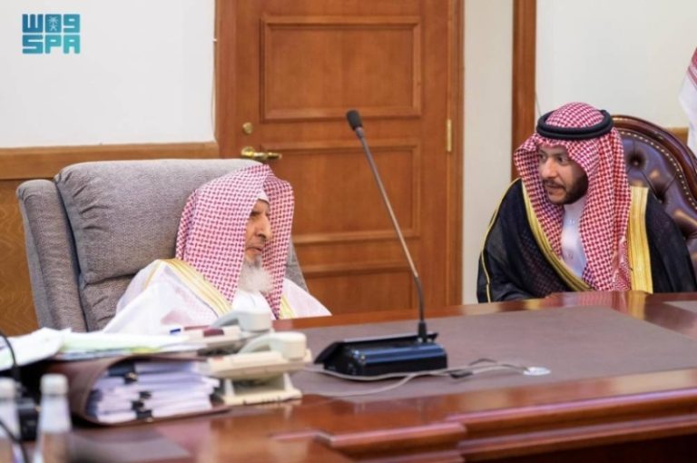 محافظ الطائف يقوم بزيارة المفتي العام للمملكة لتعزيز العلاقات والروابط الدينية