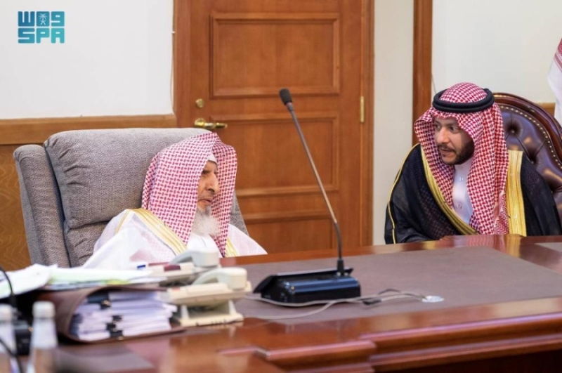 محافظ الطائف يقوم بزيارة المفتي العام للمملكة لتعزيز العلاقات والروابط الدينية