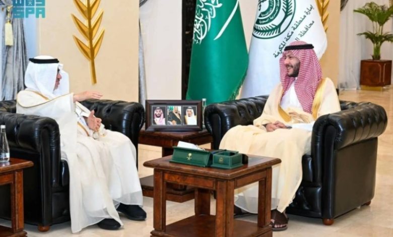 محافظ الطائف يلتقي قيادات المركز الوطني لتنمية الغطاء النباتي ومكافحة التصحر بشكل رسمي