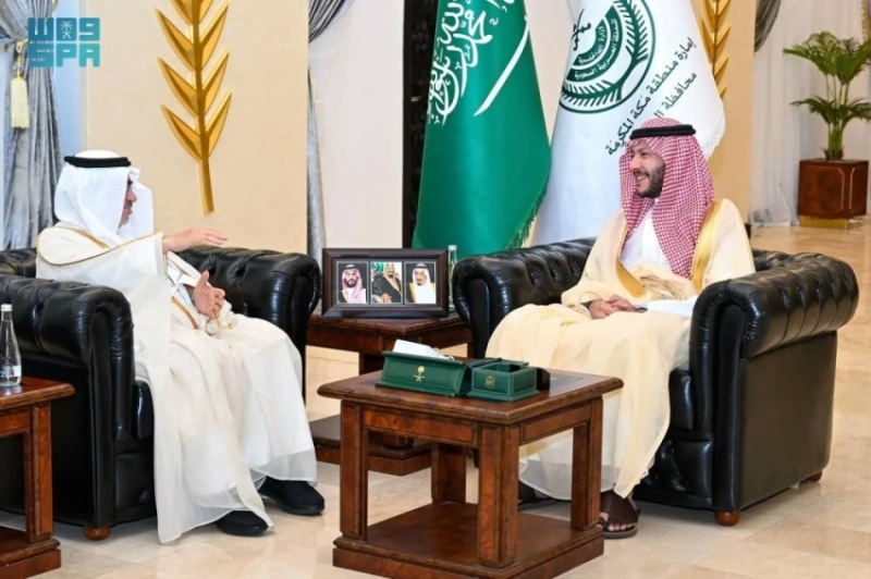 محافظ الطائف يلتقي قيادات المركز الوطني لتنمية الغطاء النباتي ومكافحة التصحر بشكل رسمي