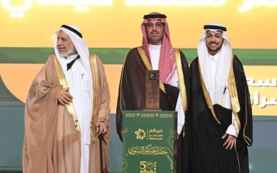 محافظ جدة يكرم الطالب خيمي لحصوله على لقبين في مسابقة حفظ القرآن الكريم