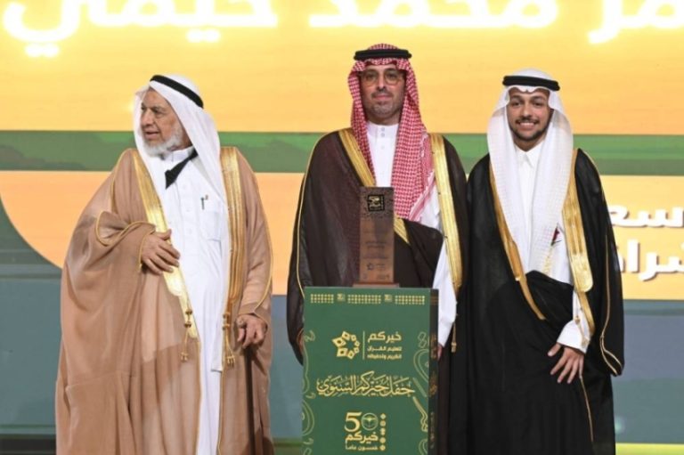 محافظ جدة يكرم الطالب خيمي لحصوله على لقبين في مسابقة حفظ القرآن الكريم