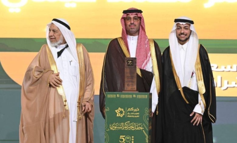 محافظ جدة يكرم الطالب خيمي لحصوله على لقبين في مسابقة حفظ القرآن الكريم