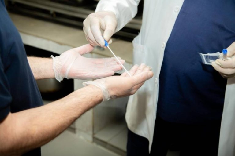 مختبر أمانة تبوك لسلامة الغذاء ينفذ 208 جولات ميدانية ويسحب 923 عينة غذائية